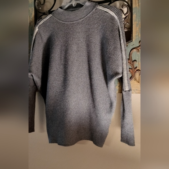 Jennifer Lopez Gray mockneck Sweater. Size XS - Picture 3 of 6